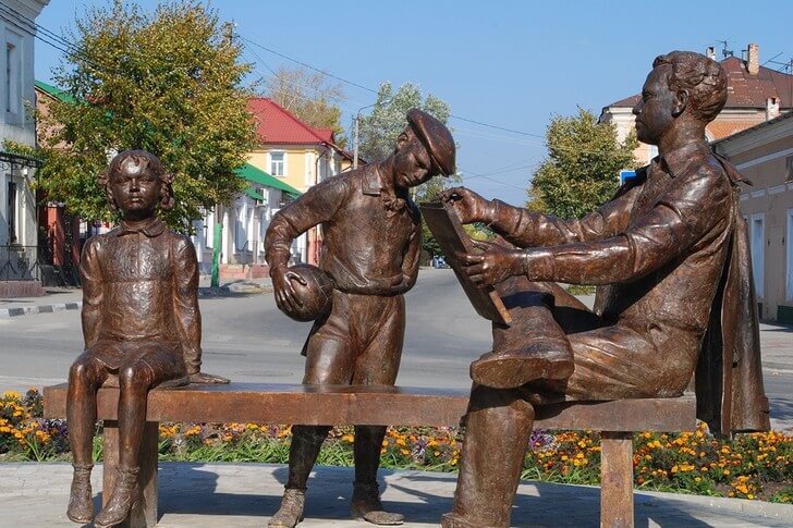 Памятник художнику Жукову.