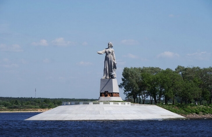 Монумент «Мать-Волга».