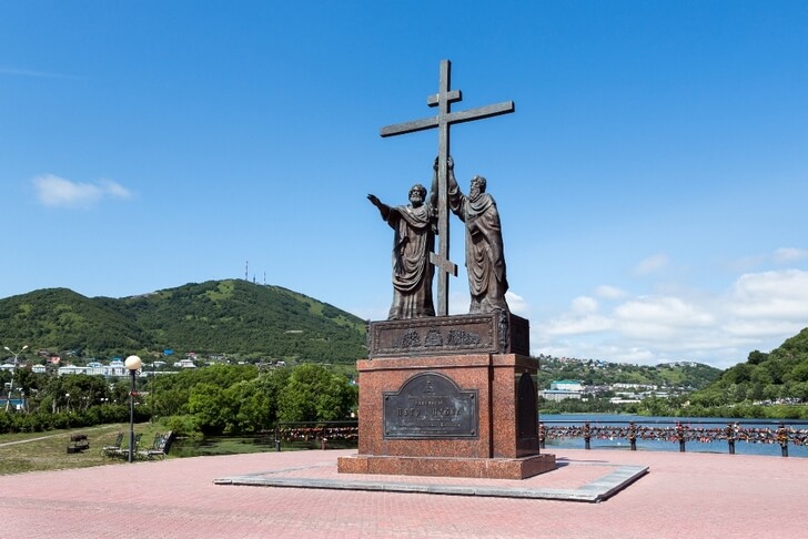 Памятник Петру и Павлу.