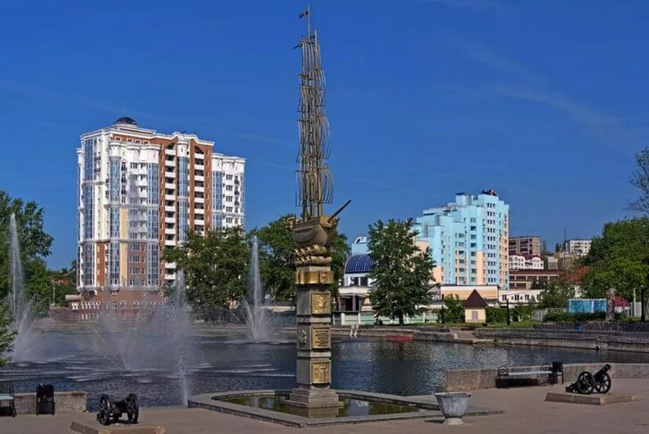 Памятник 300-летию Липецка.