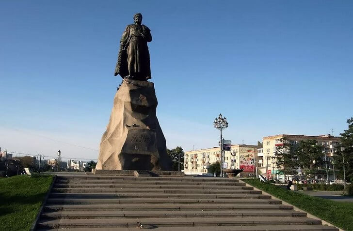 Памятник Ерофею Хабарову.