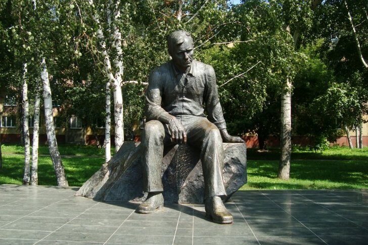 Памятник В. М. Шукшину.