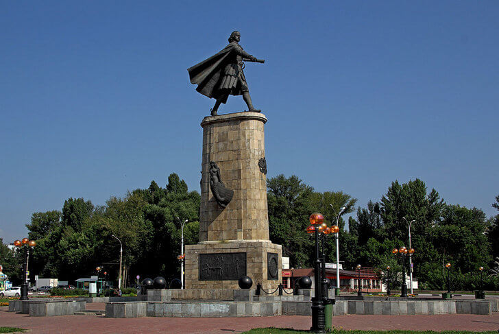 Площадь Петра Великого.
