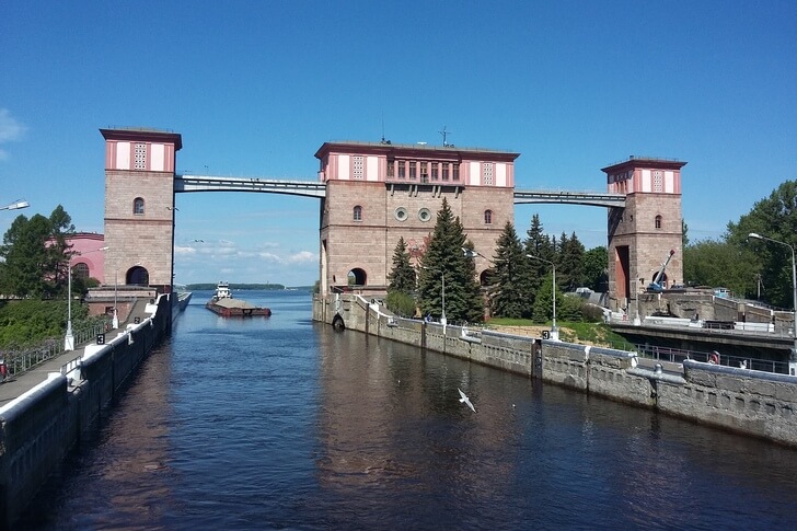 Рыбинская ГЭС и её шлюзы.
