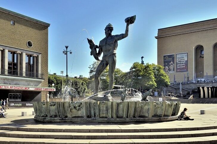 Статуя-фонтан Посейдона.