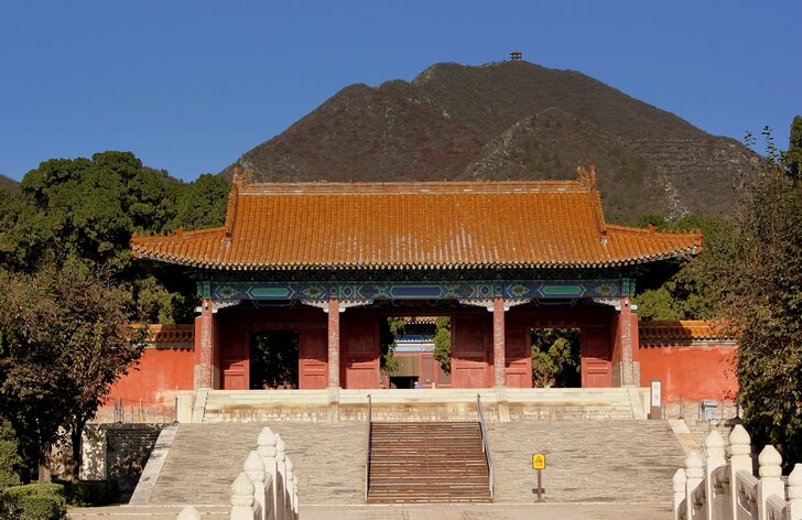 Гробницы императоров династии Мин.