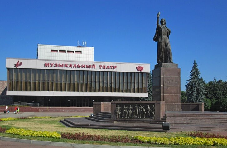 Монумент «Навеки с Россией».