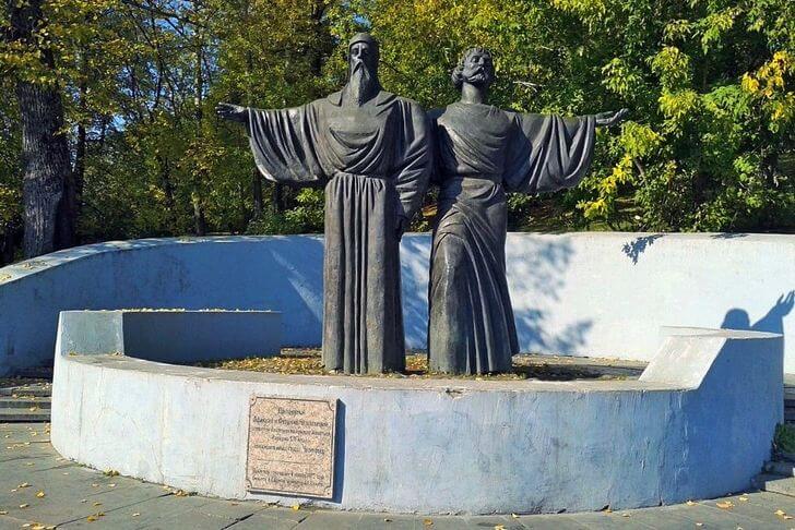 Памятник Афанасию и Феодосию.
