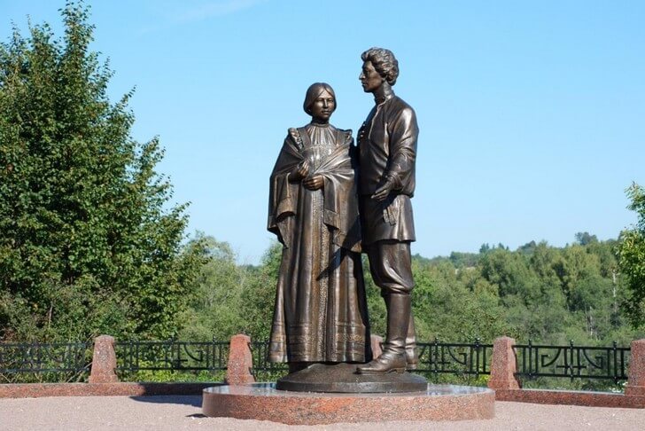 Памятник А. Блоку и Л. Менделеевой.