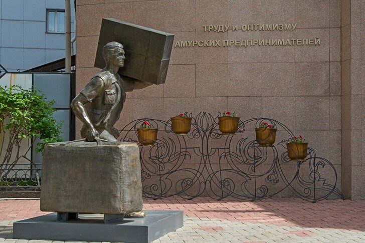 Памятник «челноку».