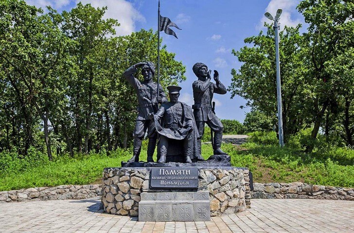 Памятник казакам-первопоселенцам.