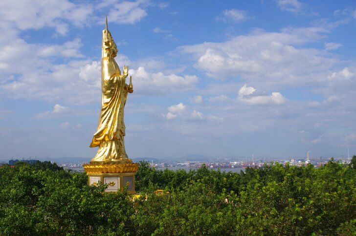 Золотая статуя Будды Гуаньинь.