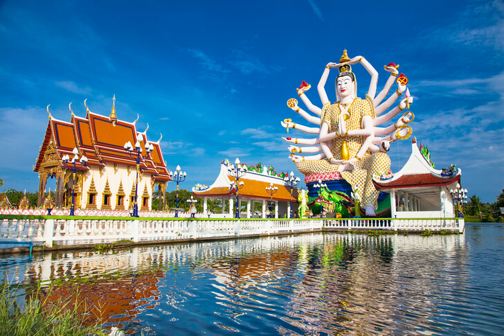 Храм Ват Плай Лаем.