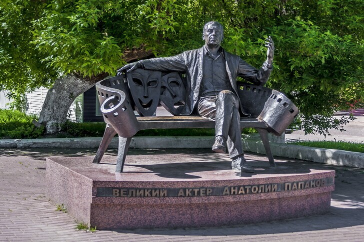Памятник Анатолию Папанову.