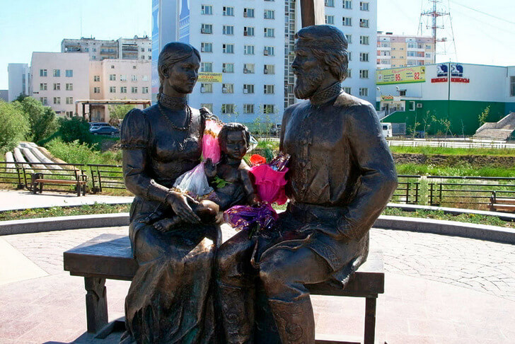 Памятник Дежнёву и Абакаяде.