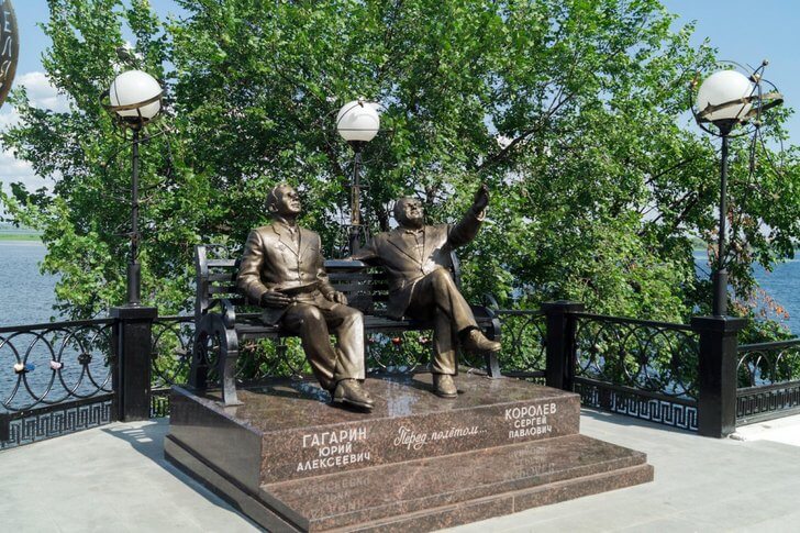 Памятник Гагарину и Королеву.