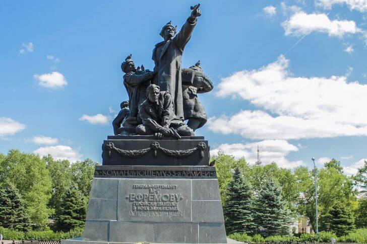 Памятник генералу М. Г. Ефремову.
