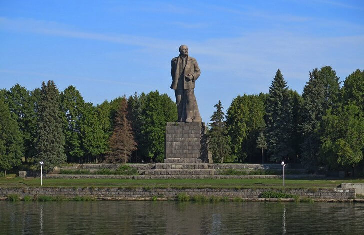 Памятник В. И. Ленину.