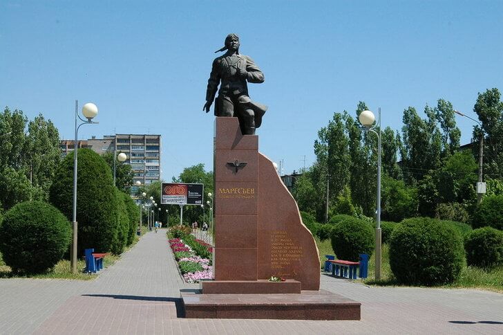 Памятник Алексею Маресьеву.