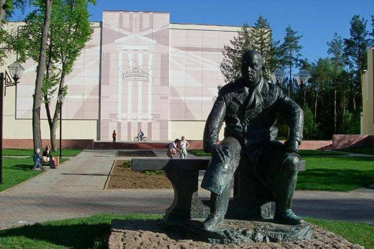 Памятник М. Г. Мещерякову.