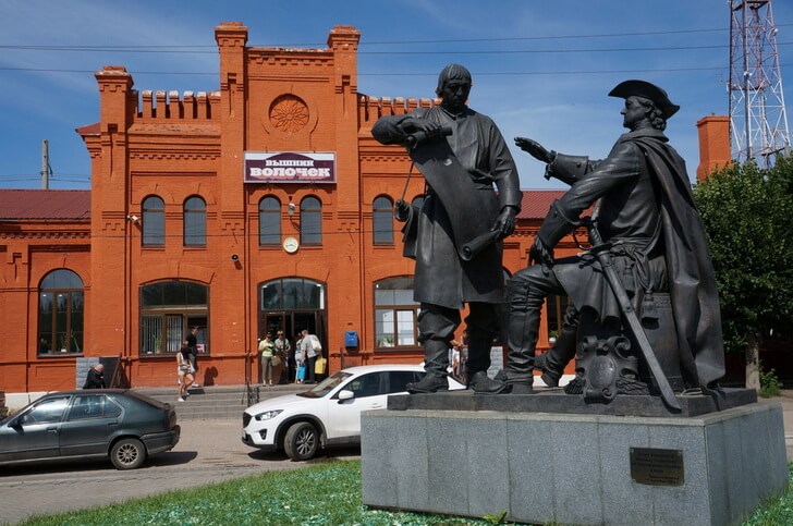 Памятник Петру I и Михаилу Сердюкову.