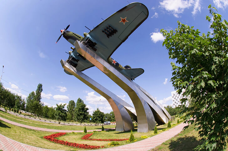 Памятники самолётам Ил-2 и МИГ-25.