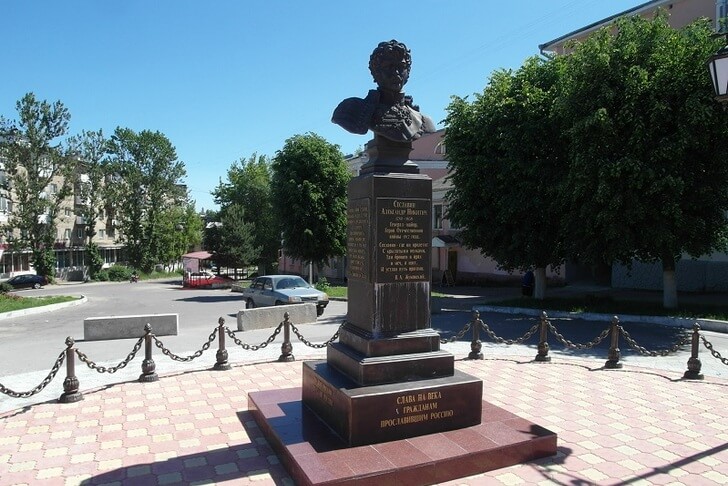 Памятник генералу А. Н. Сеславину.
