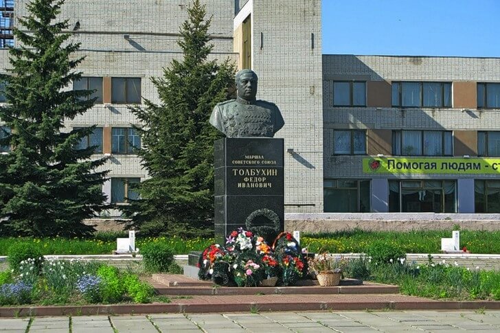 Памятник Толбухину.