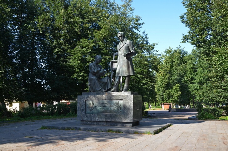 Памятник А. Г. Венецианову.