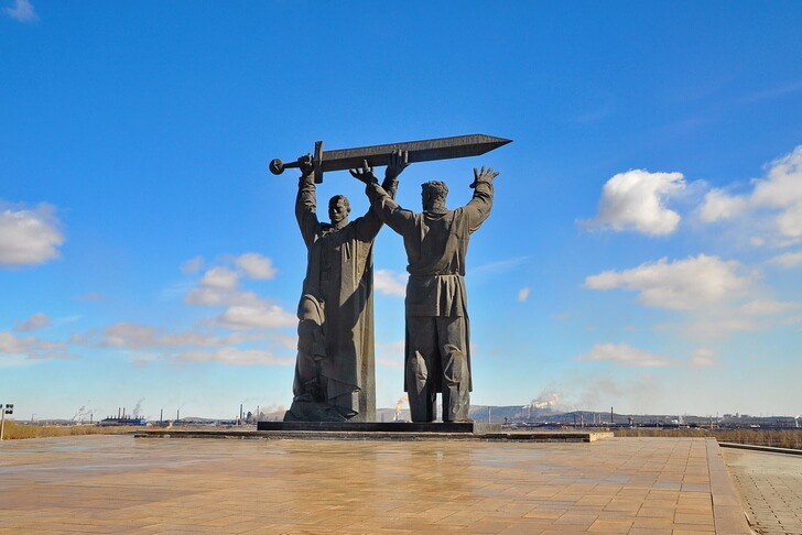 Монумент «Тыл — фронту».