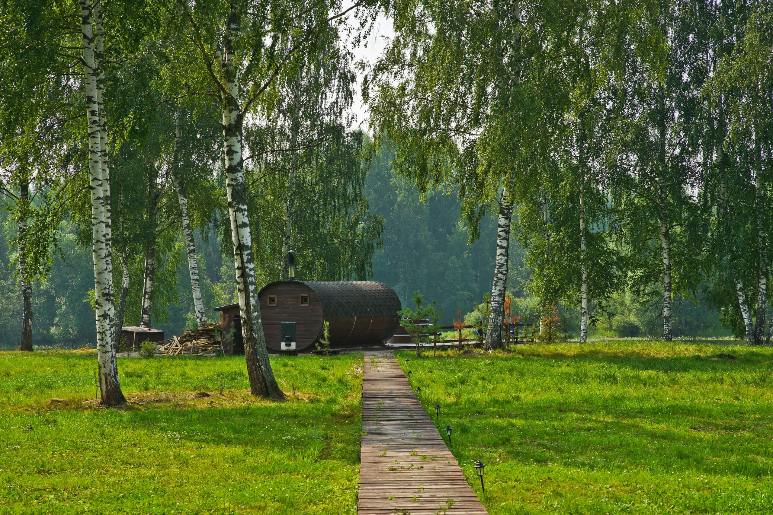 Баня-бочка с деревянной купелью на берегу реки Сить.