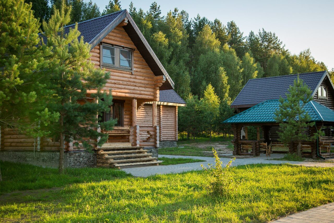 Двухэтажный бревенчатый дом «Полулюкс».