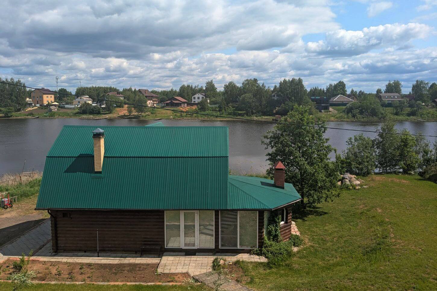 Дом на берегу реки с русской баней.