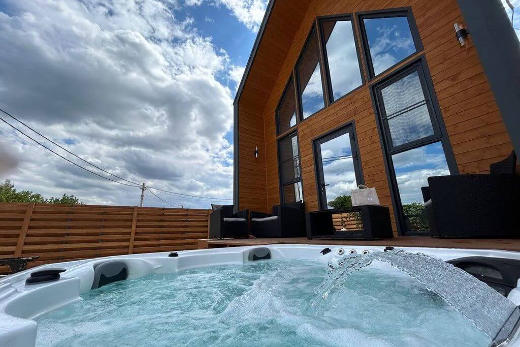 Дом с горячим джакузи.