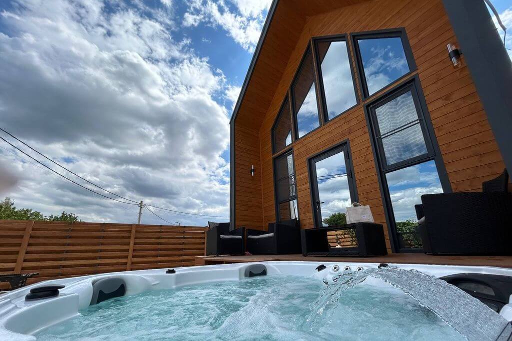 Дом с горячим джакузи.