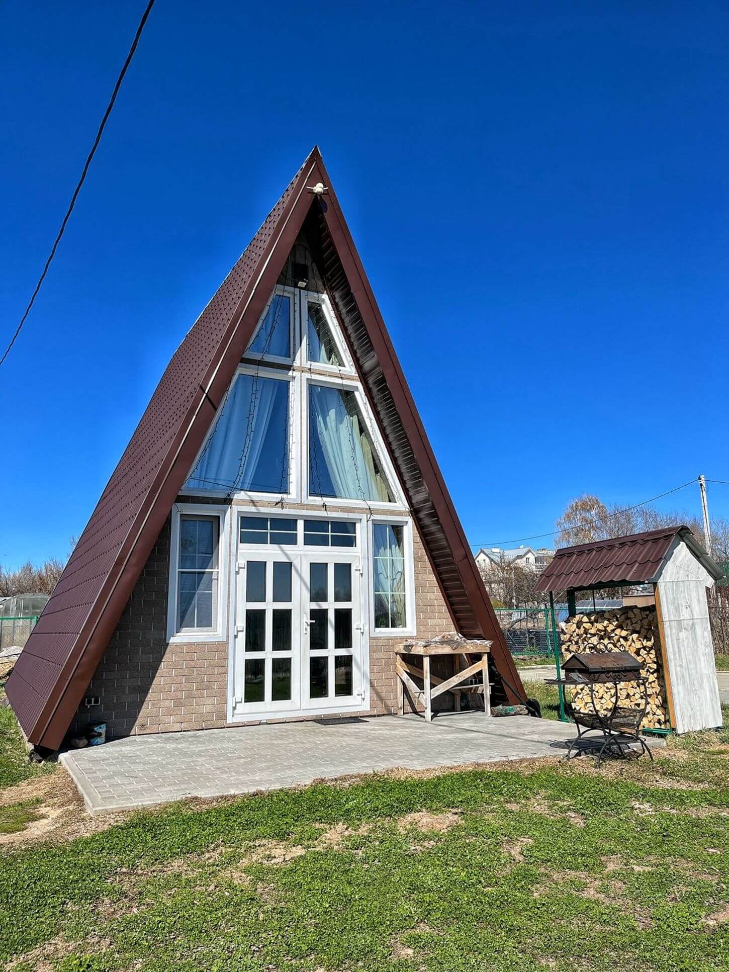 Дом-шалаш и баня-бочка.