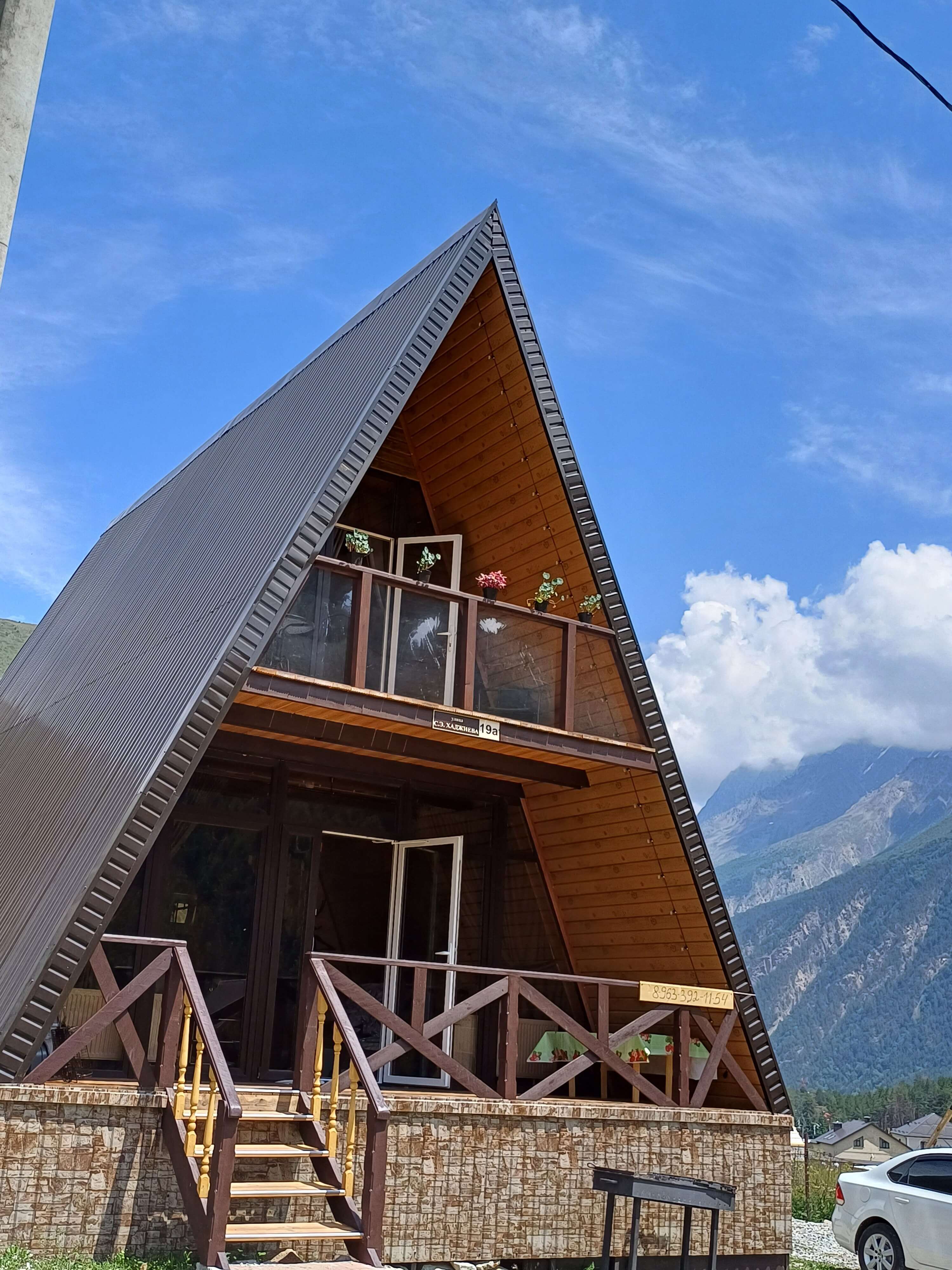 Домик с видом на горы.