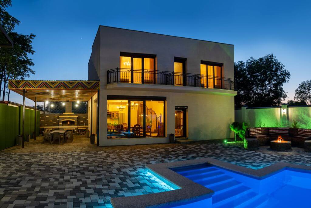 Коттедж с бассейном и баней.