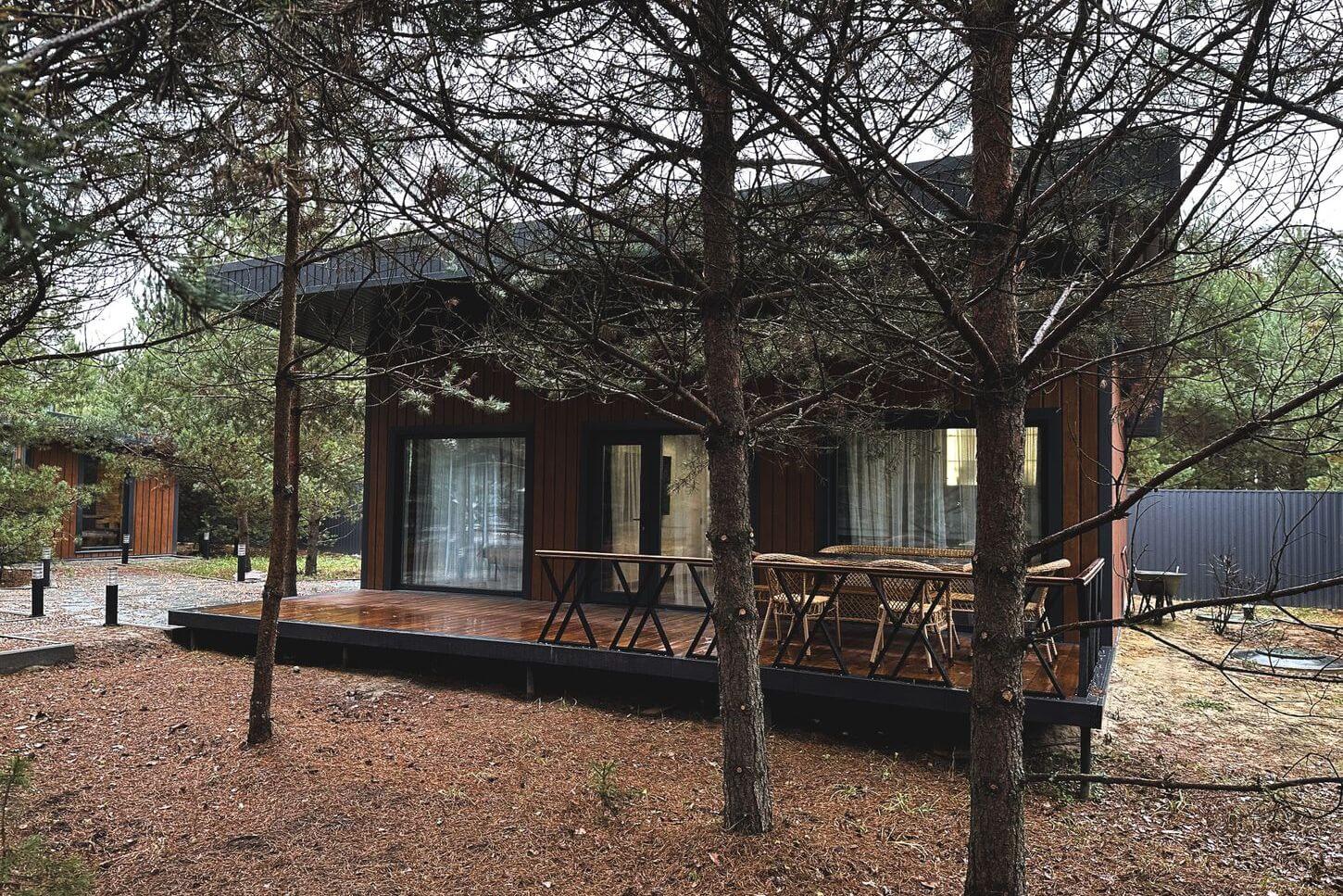 Дом с баней на дровах в сосновом лесу.